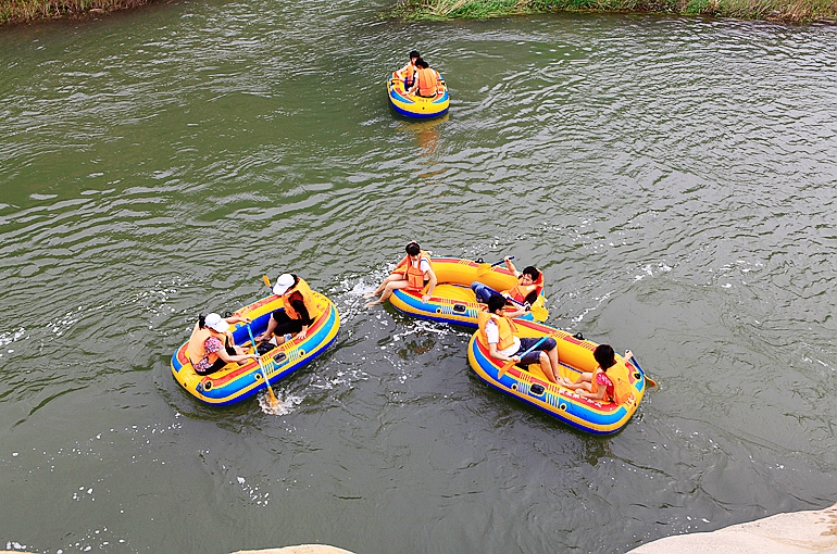 飞舟击水山河秀，京北一漂竞风流